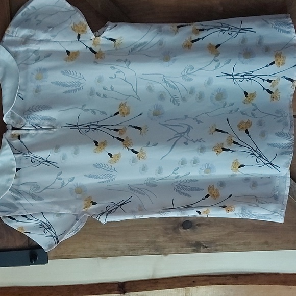 beautiful delicate floral blouse - Picture 3 of 3